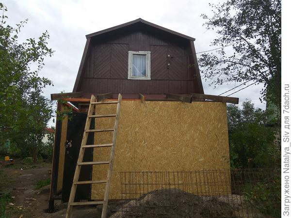 Сарай обшит OSB.Дверь железную купили на авито.