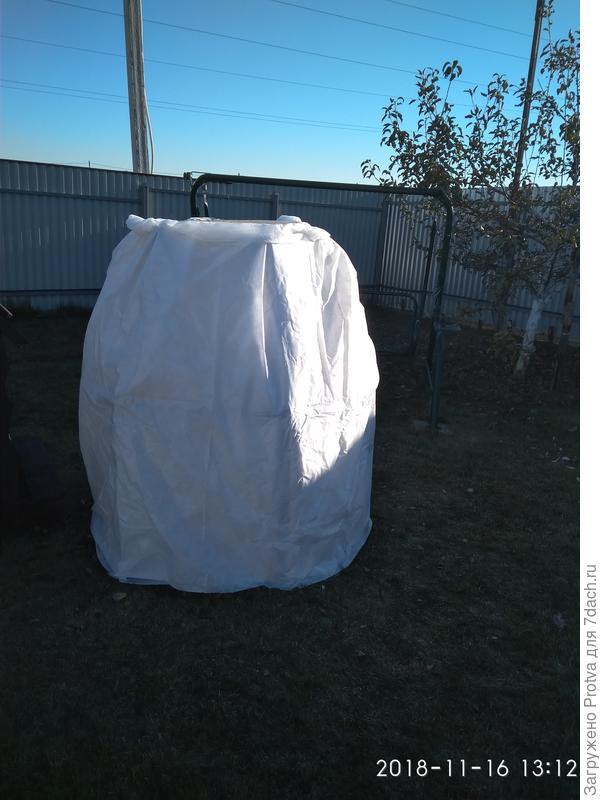 Утепление 2018-2019.Каркас обтянут пароизоляцией в 2 слоя. Подошли полотна от прошлогоднего каркаса.