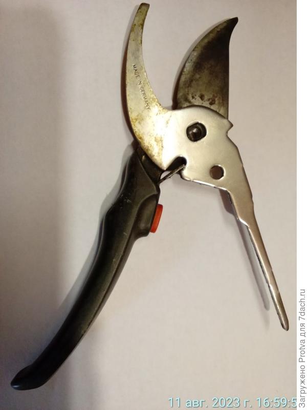 При сборке нужно усик пружины вставить в прорезь, а затем одеть ручку.