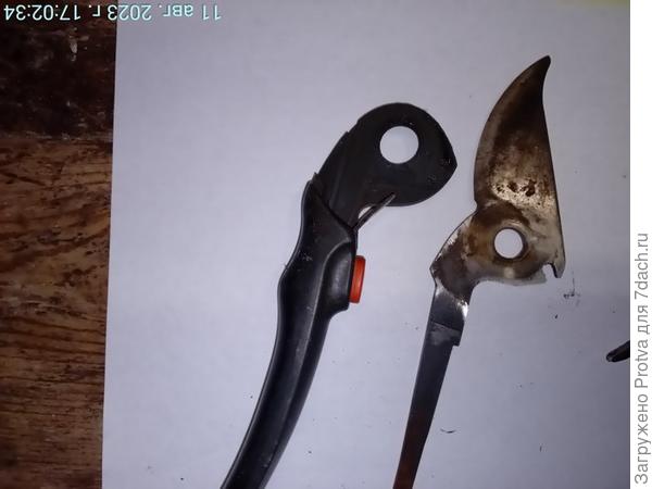 Пружина в ручке должна быть прижата к внутренней стороне ручки