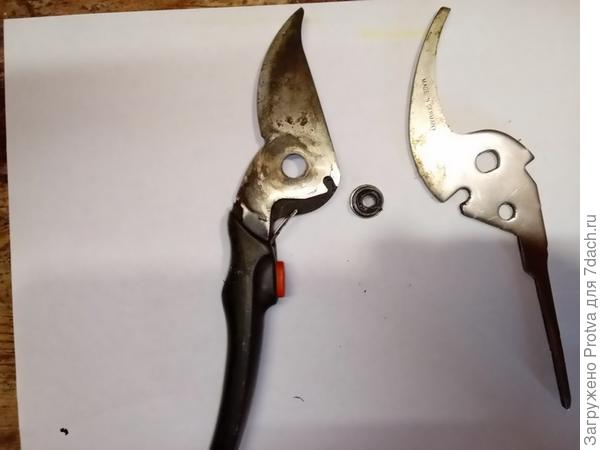 Затем вставляется режущая часть секатора.