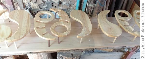 Сушка покрытых лаком деталей. В отверстия для стоек вставлены технологические шканты