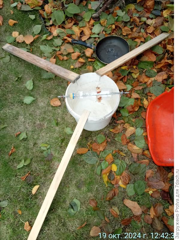 Ловушка из ведра. Приманка - чуть поджаренное сало.