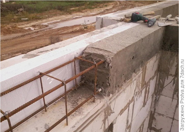 Такой пояс должен быть не только по всему периметру, но должен проходить над внутренними стенами.