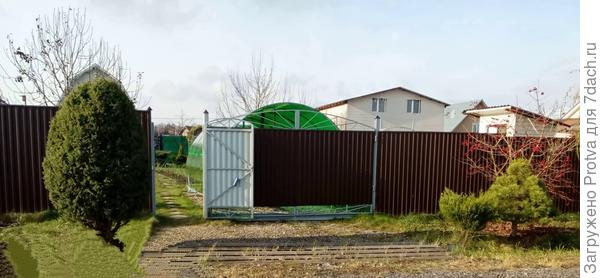 А это вид на них с другой стороны улицы