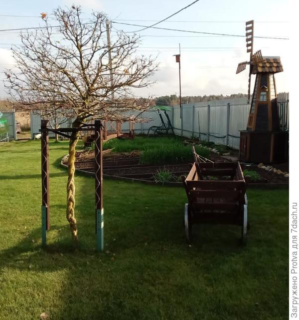 Скворечник на заднем плане.