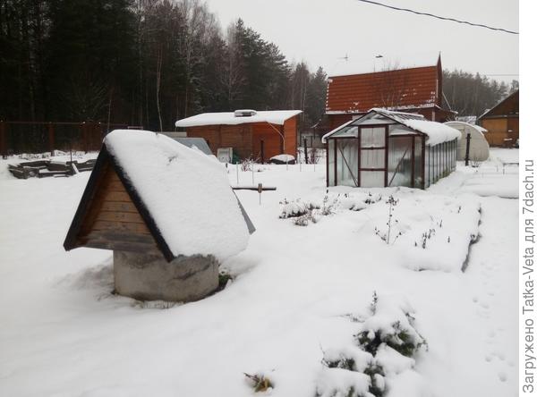 Спит огородик под снежным покрывалом...