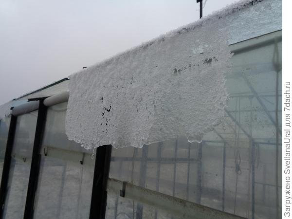 Снег с дождем формируют вот такие &quot;занавески&quot;,они на ветру колышатся, как настоящие.