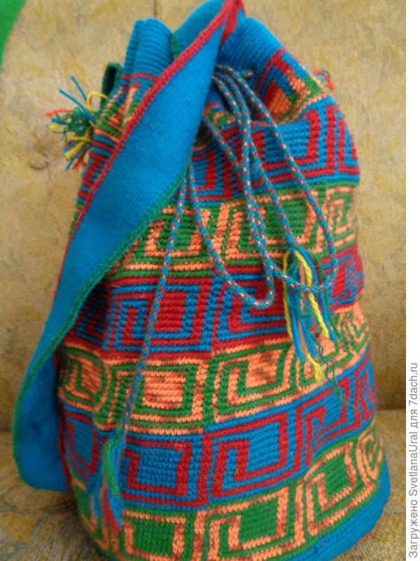 А здесь крючок в три нити круговое вязание. Шнурок на мелком станочке сплетен. Лямка сумки соткана на самодельном ткацком станке.