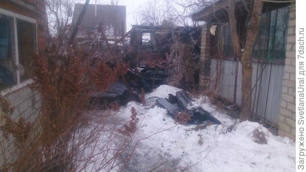 Это вид на остатки сараек и дома,слева веранда нашего дома, а справа веранда с мангалом наша.