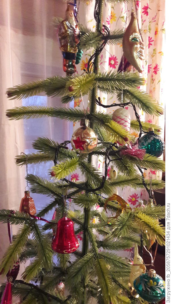 Елка с игрушками