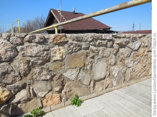 Вот такую стену они сотворили для автостоянки! К сожалению, не нашла фото дорожек вокруг дома - они такого же типа, ФУНДАМЕНТАЛЬНЫЕ!