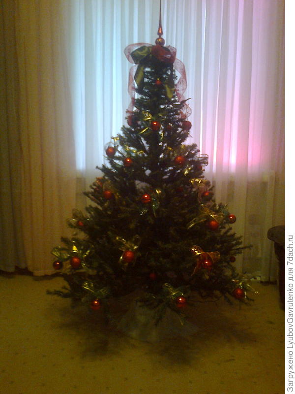 2018-й. Так устала делать эко-декор, что ограничилась бантами из фикспрайсовских лент))) Почти минимализм!