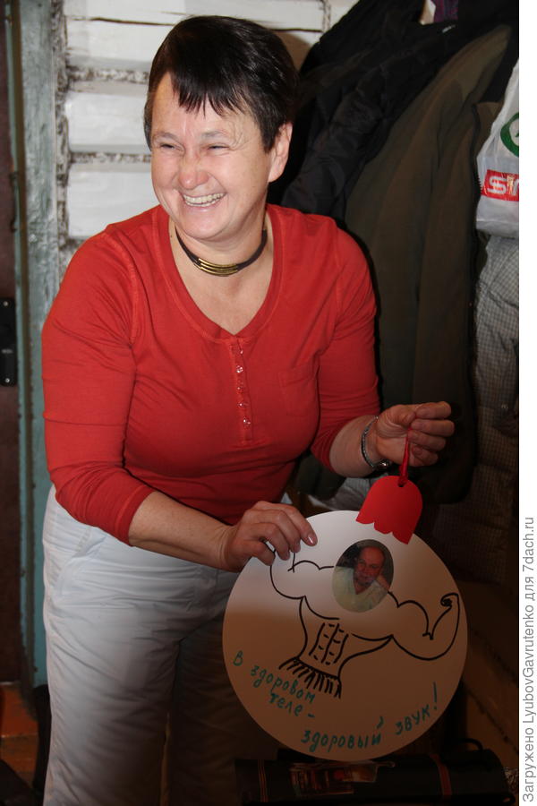 Делаю газету - как хорошо, что можно не заботиться о нарядном платье)))