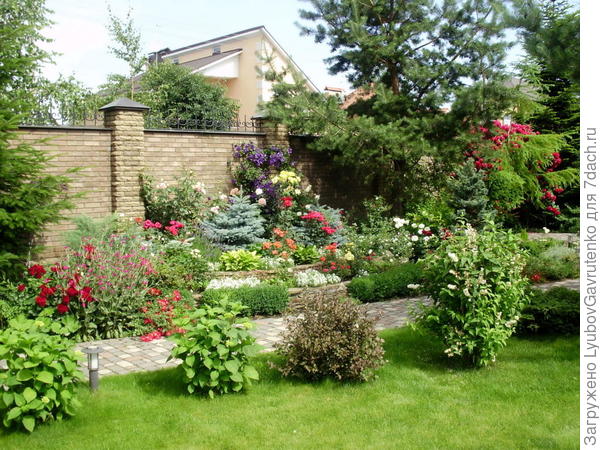 Разрозненные посадки на газоне усложняют стрижку - рациональнее собрать их в одно посадочное место