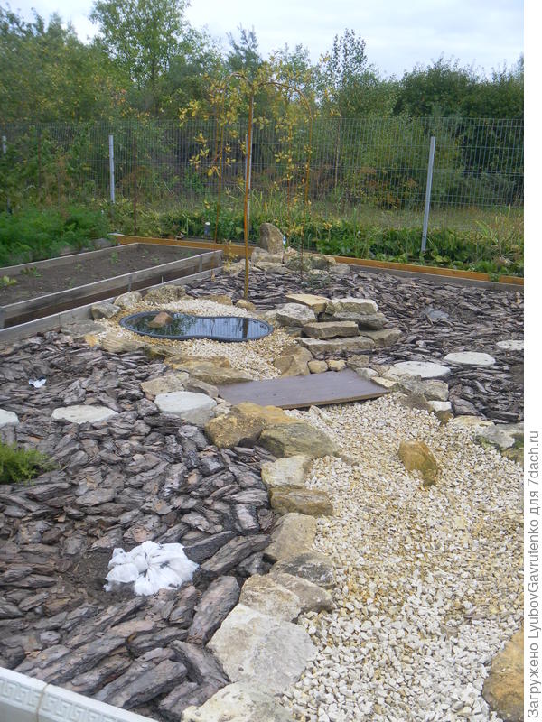Сухой ручей, бассейнчик, подготовленные ямы под весенние посадки, мульча, ива на штамбе
