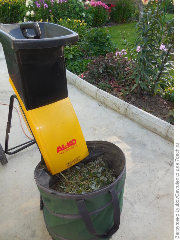 Уже отремонтировали дорожки и бордюры, а шредер по-прежнему в строю)