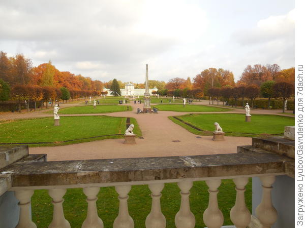 Вид на парк с заднего крыльца  Дворца