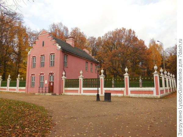 Расположенный на территории усадьбы Голландский домик построен в 1749 году