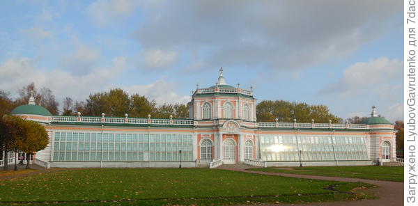 Большая каменная оранжерея - теперь там расположился Государственный музей керамики - действительно потрясает!