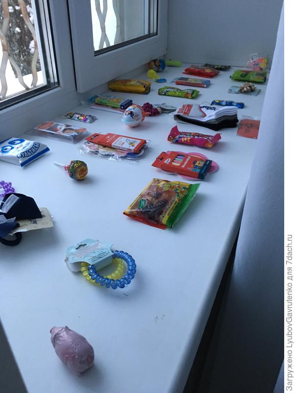 Пожалуй, самая сложная часть - подобрать мелкие подарки