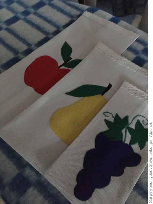 Мешочки пока не заполнены - завтра поеду в рукодельный магазин за декоративным шнуром - думается, зелёный самый подходящий...