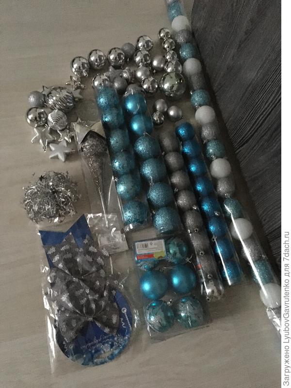 Игрушки поддерживают серебристо-голубую гамму