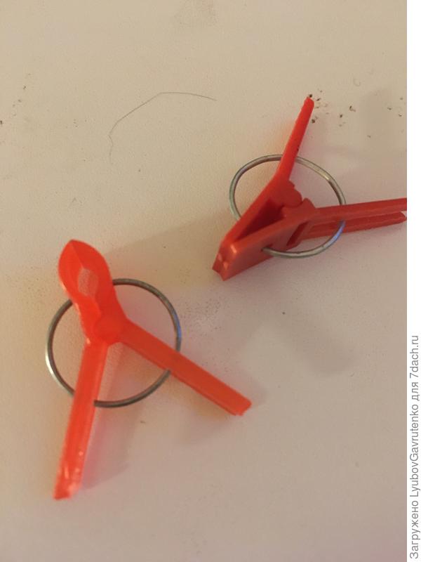 Бывают с треугольным и овальным отверстием