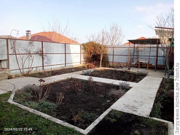 Новое место для беседки. В углу рядом сарай, который весной будет перекрашен, очень уж ядовитый зеленый цвет получился осенью