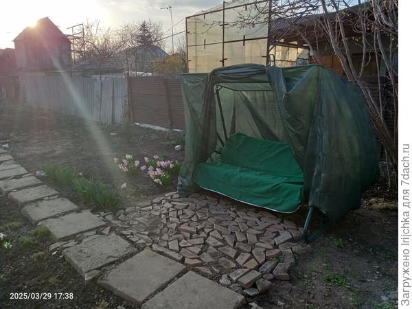 Поставили качели и накрыли садовой сеткой от солнца). Младший сын очень рад, теперь это его любимый садовый "домик".
