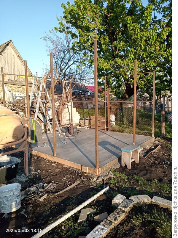 Строится новый сарай, старый еще стоит