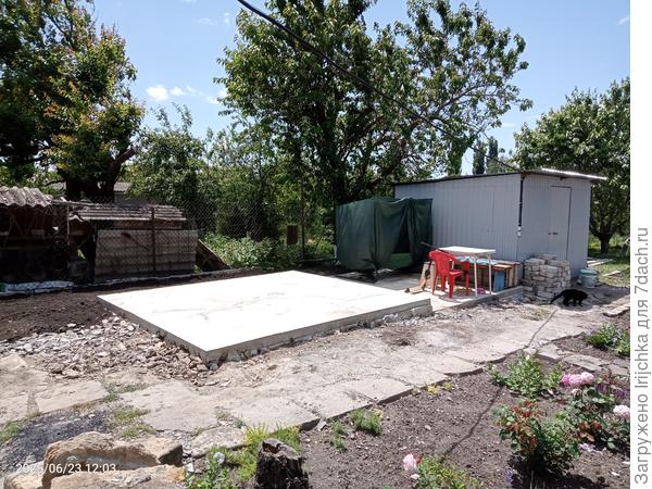 Появилась мангальная зона, туда же перекочевали стол и скамейка со стулом. Кстати, вся эта мебель - прежних хозяев, нашли в бане.