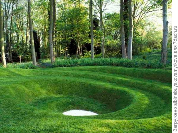 А это с низинкой, можно сделать поменьше, попроще и в самом низу очаг из камней, а сиденья из досок по краю овала или и........