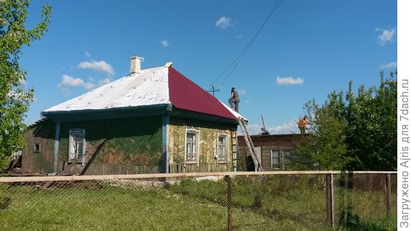 Ребята укладывают профлист на доме и на летней кухне