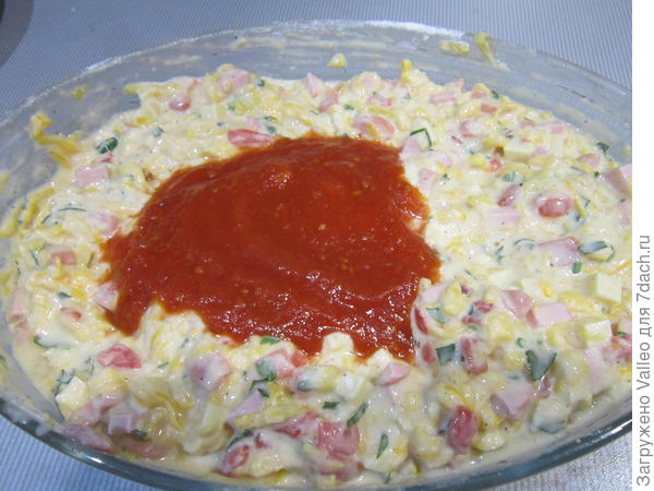 Добавляем мелко нарезанную зелень и кетчуп от МахеевЪ.