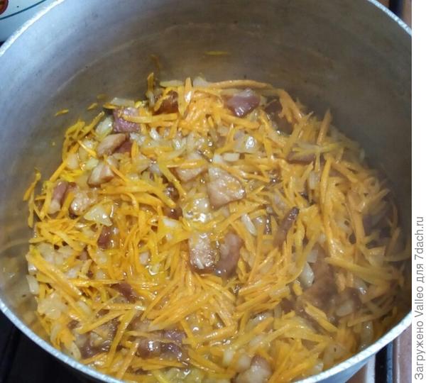 Обжариваем лук и морковь