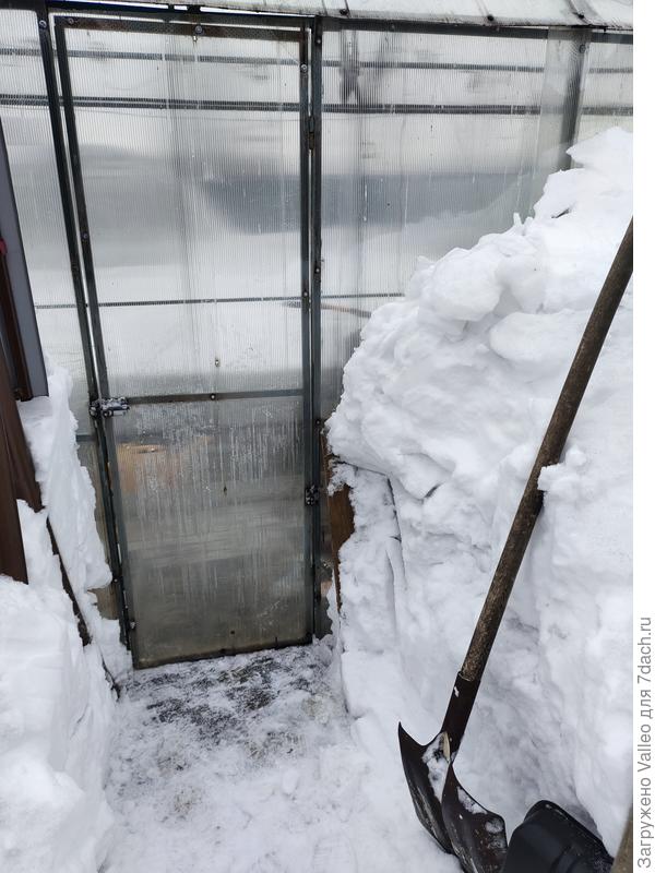 Эту откопала) вход