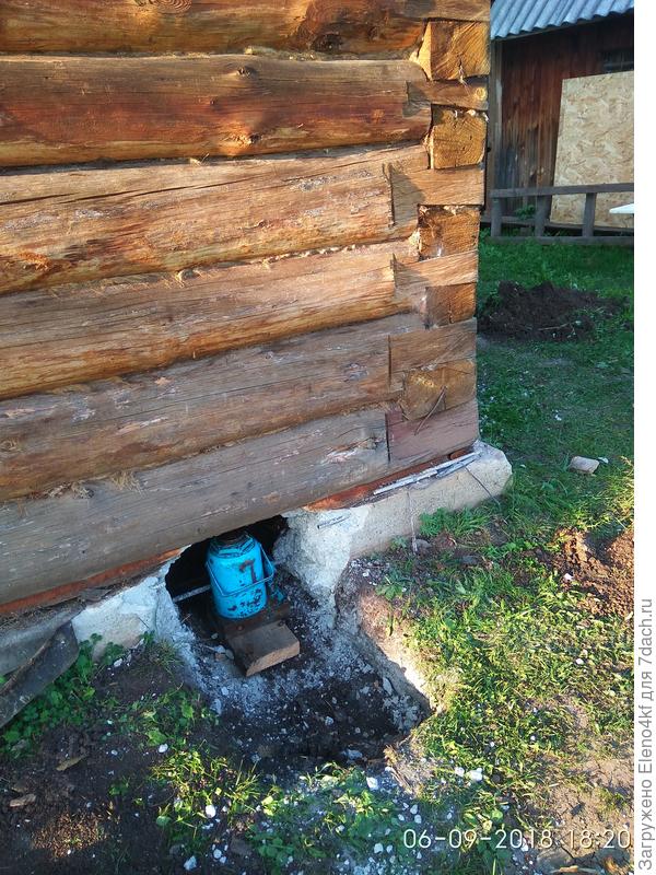 Второй угол, по этой же стене. Домкрат уже установлен.