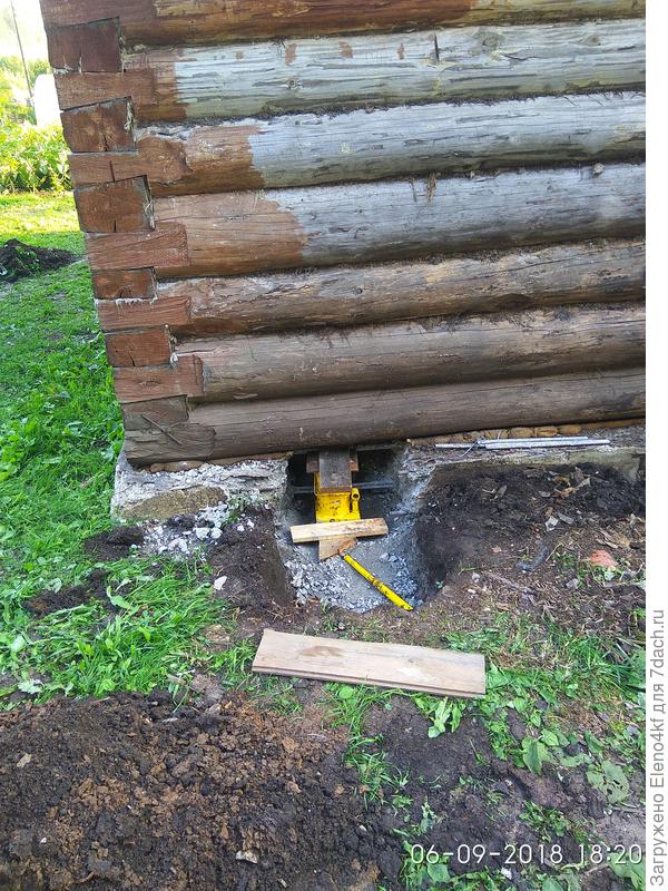 Третий угол уже за углом. Домкрат стоит. Под домкрат подсыпали щебень и укладывали дощечки.
