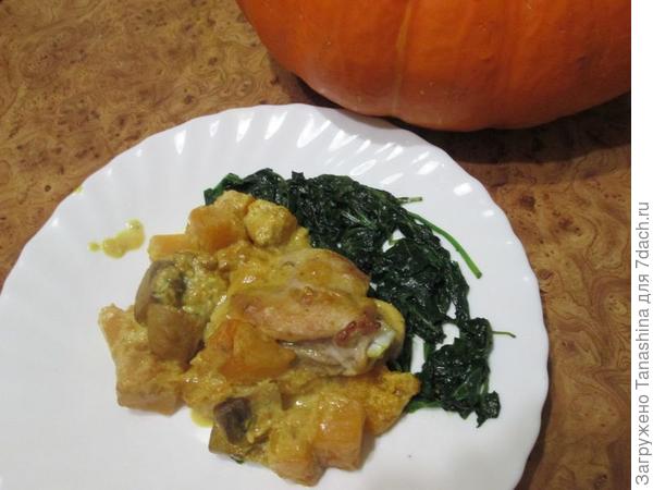 на тарелке со шпинатом (ну куда ж без него)