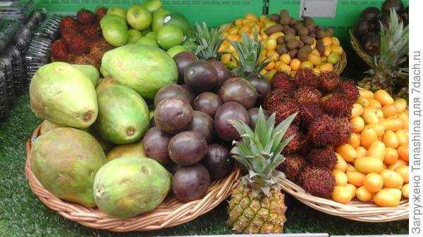 Вот такие необычные фрукты и овощи лежат на полках в наших магазинах