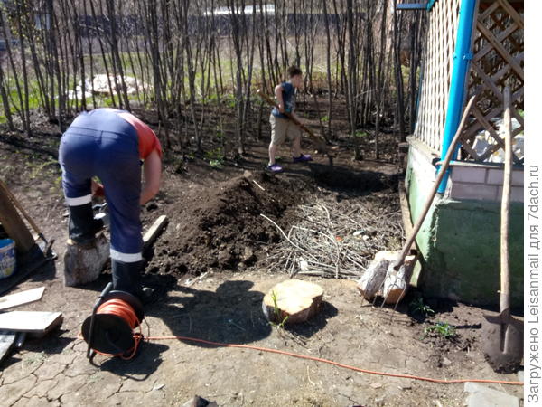 Муж пришел с собрания очень вовремя, я как раз закончила заполнять грядки крупными ветками, требовался короб, для мелких веточек, листьев. За домом нашла кучу ботвы от картофеля, пионов и еще чего-то, все пошло в ход