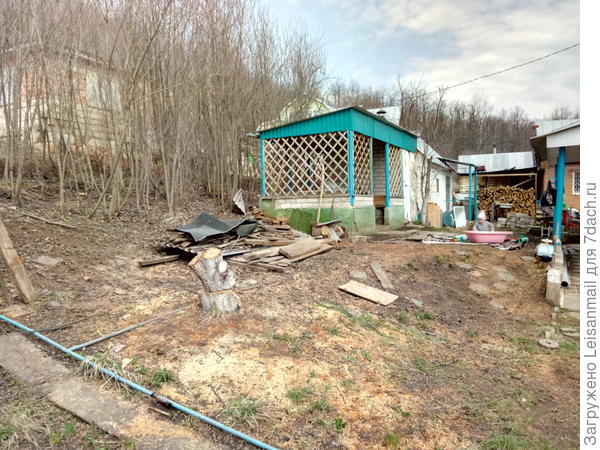 Вот так выглядел участок слева от беседки, земля утоптана до нельзя, моя мечта об увитой лианами беседке таяла