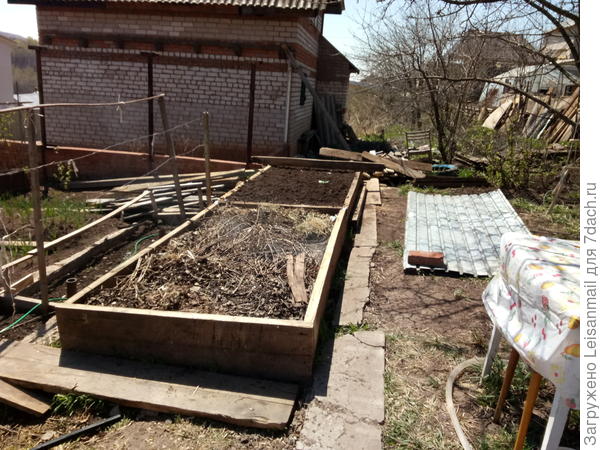 Ватин уложили, заполнили короба органическим мусором, один успели засыпать землей, землю взяли из выкопанной для компоста ямы