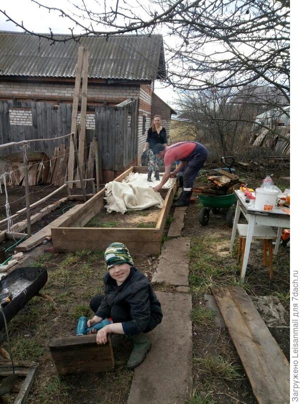 На дно стелим ватин из разобранного дивана