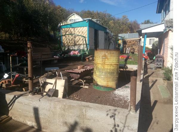 Был крутой склон, залили подпорные стенки, засыпали грунт