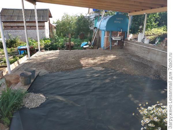 Засыпаем мелкой галькой