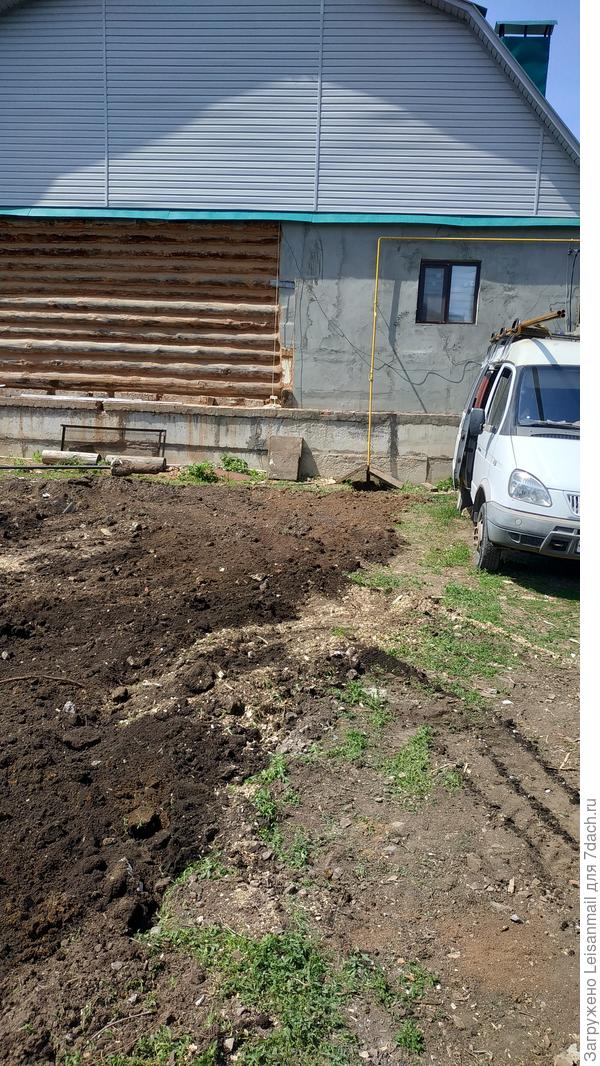 Вот так стало все аккуратно, теперь у нас будет больше размаха для творчества в саду