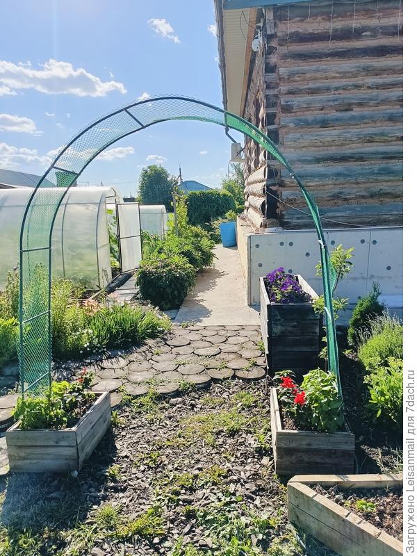 Вот она - самая лучшая входная группа для моего огородика, мне очень красиво)