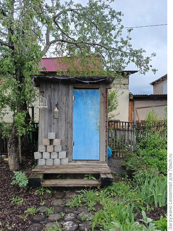 И тут мой взгляд упал на уличный туалет!))))